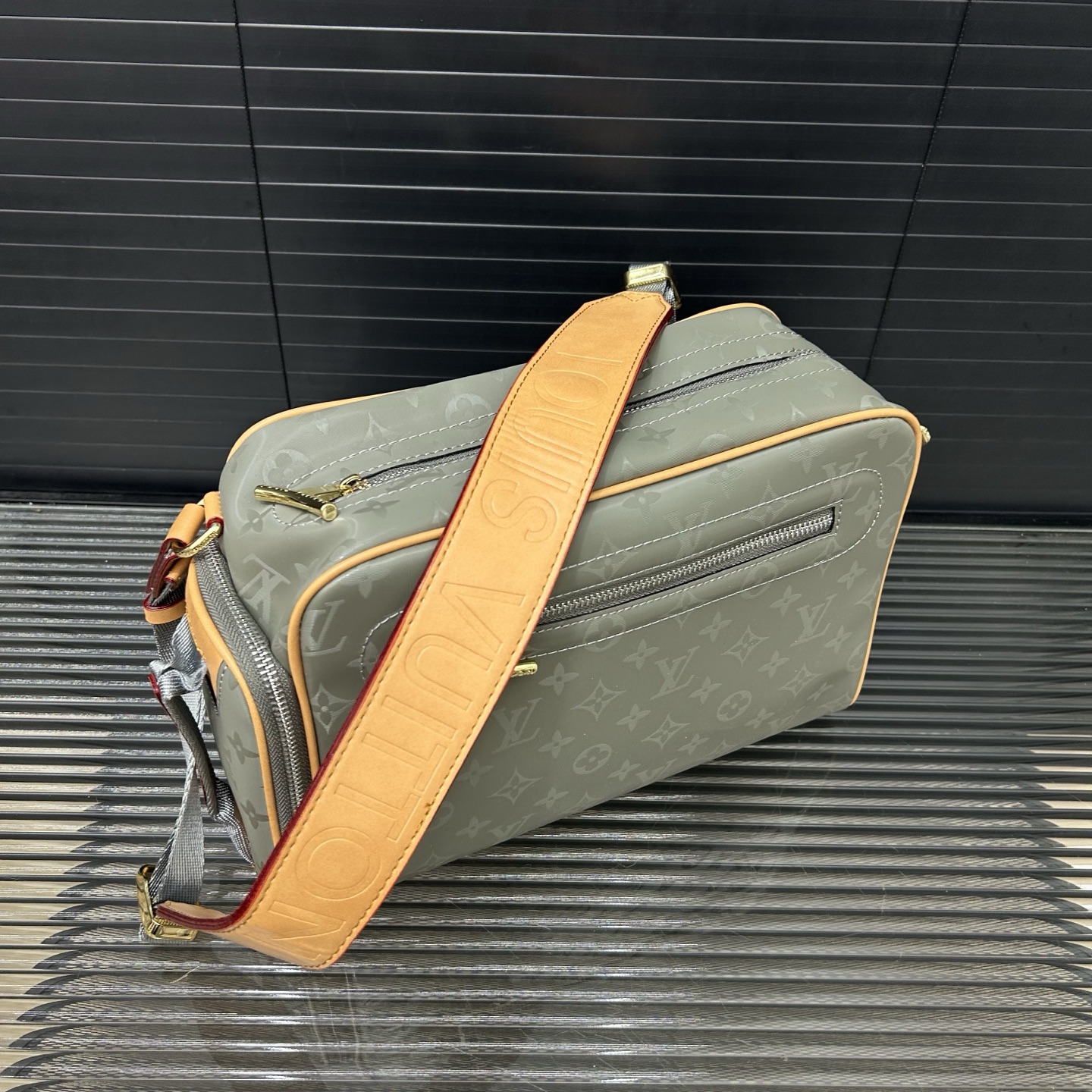 LV Louis vuitton pop-up MENS bag 135912