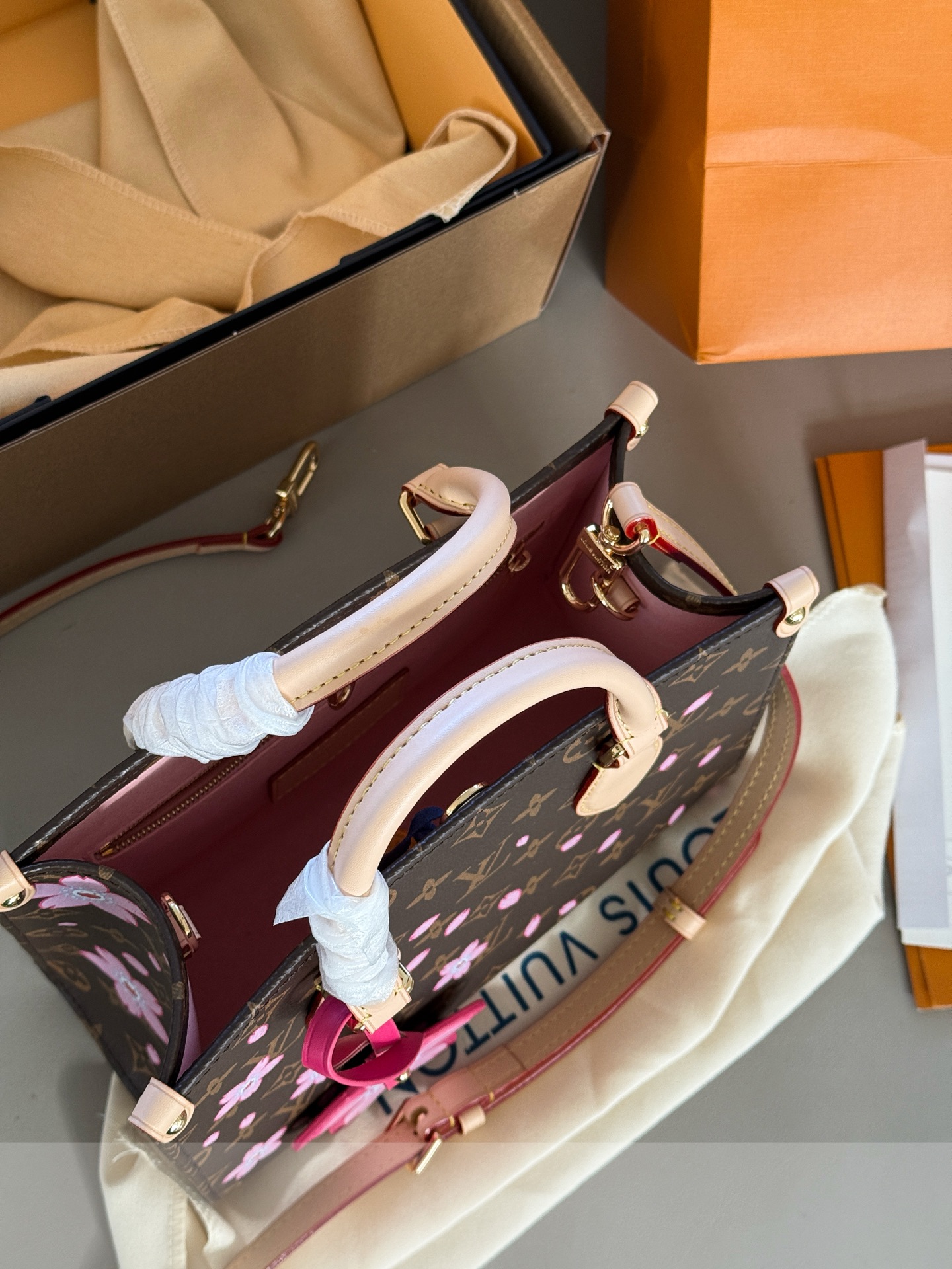 LV Louis vuitton sakura onthego hand bag