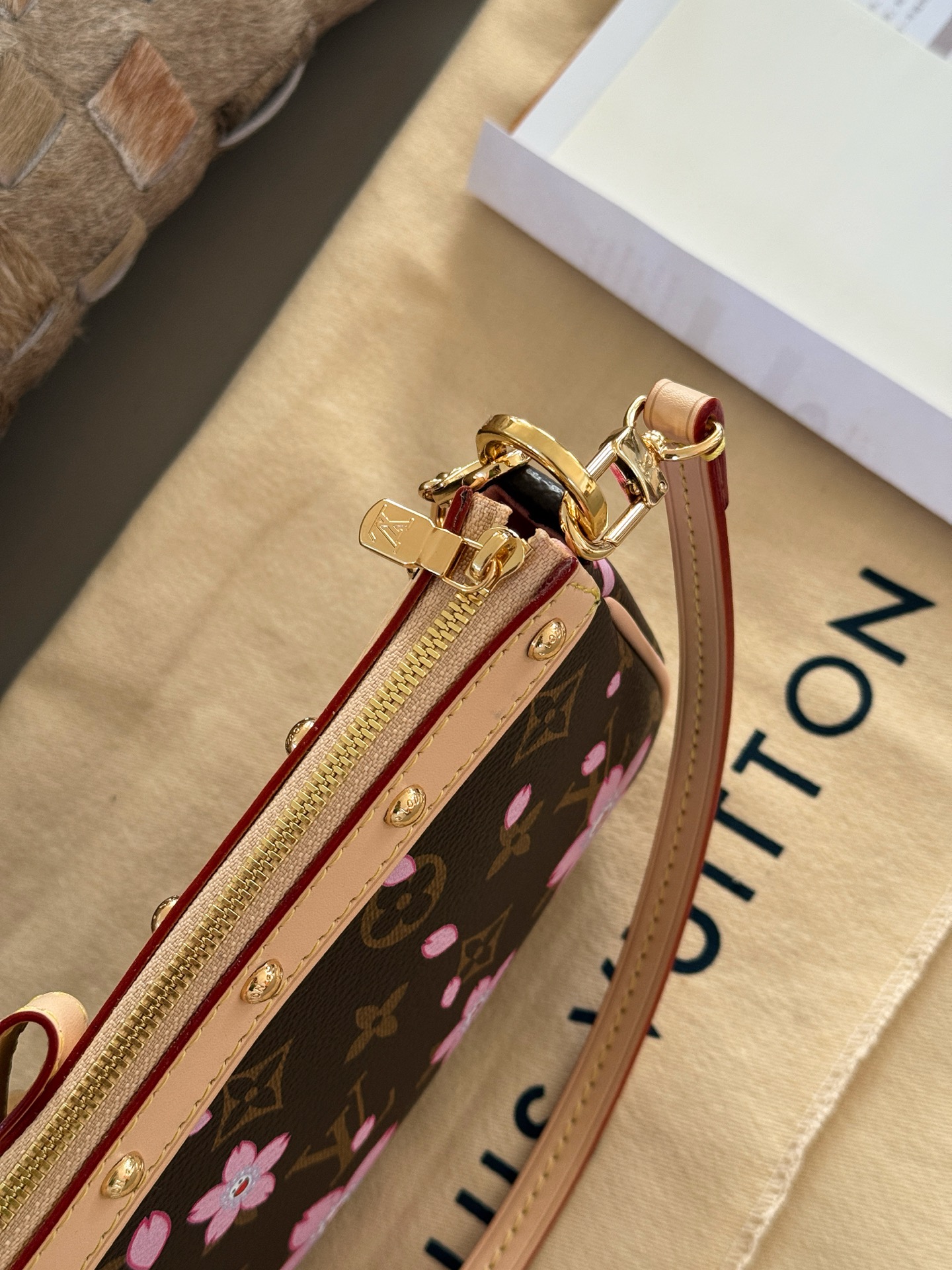 LV Louis vuitton sakura onthego hand bag