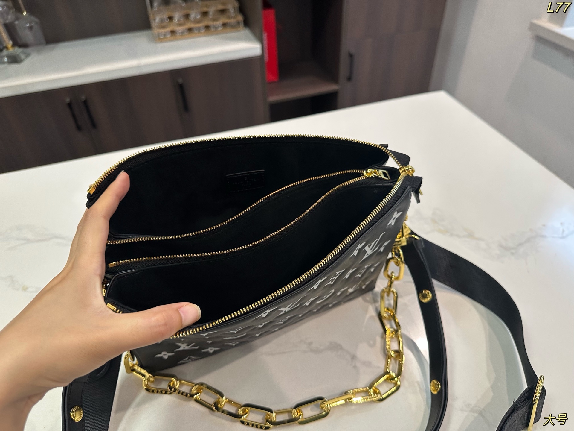 LV Louis vuitton handbag 138978