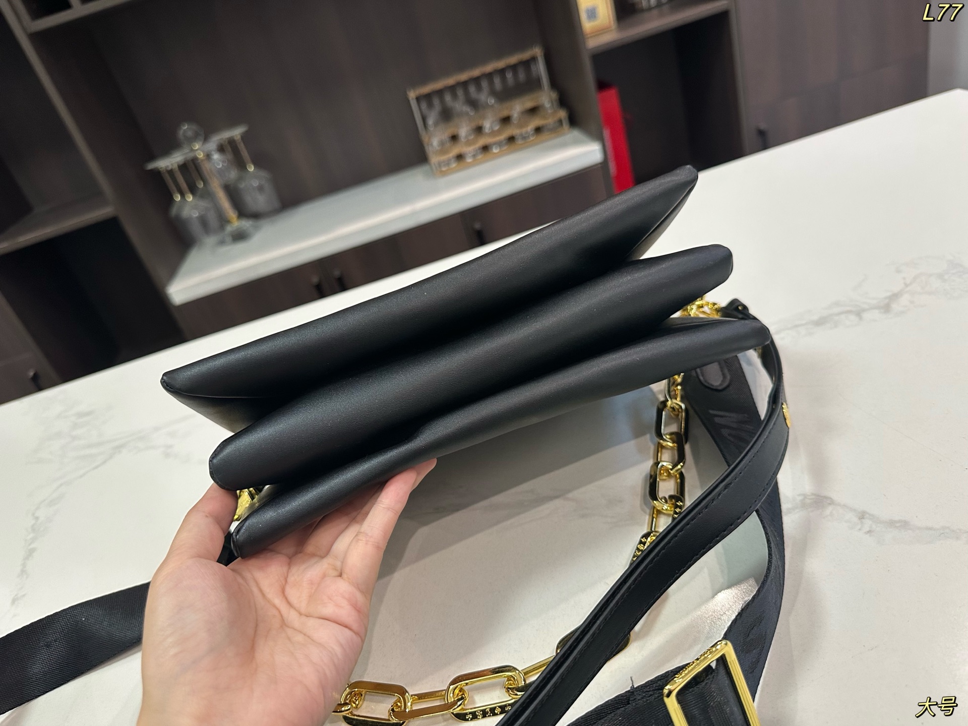 LV Louis vuitton handbag 138978