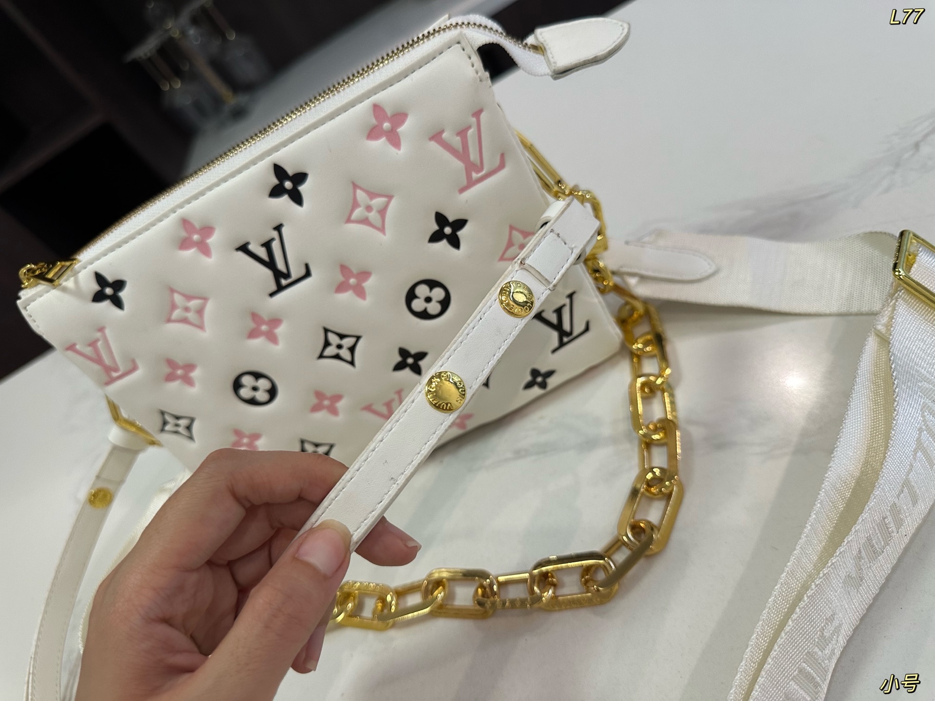 LV Louis vuitton handbag 138977