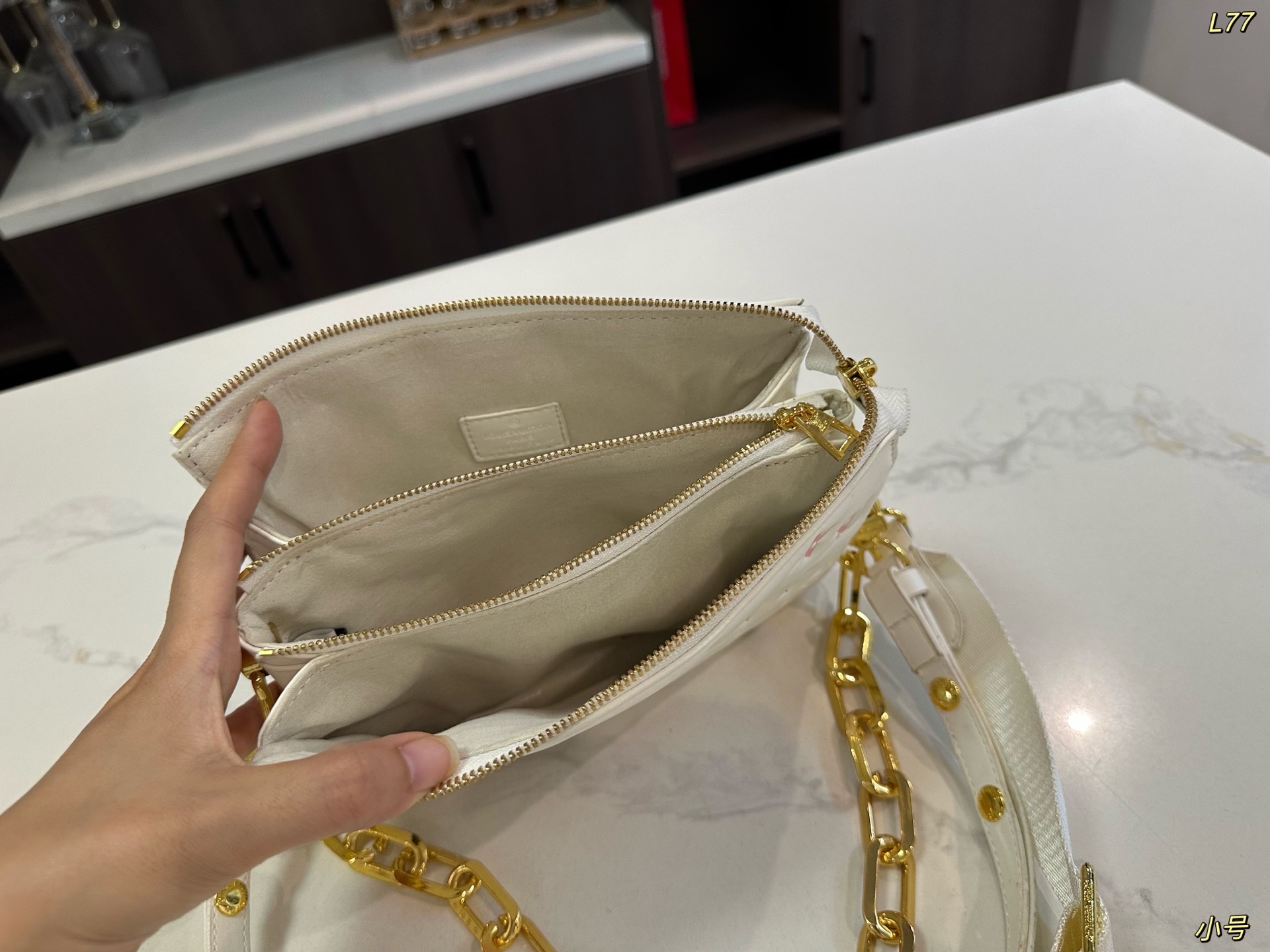 LV Louis vuitton handbag 138977