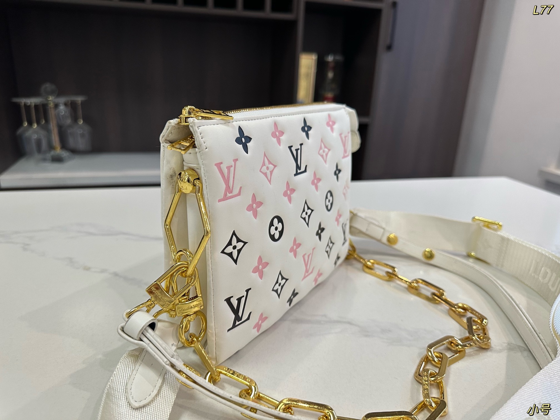 LV Louis vuitton handbag 138977