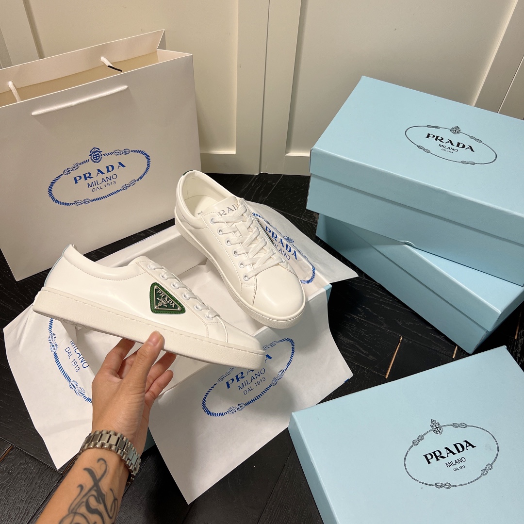 Prada flat leather sneaker 135898