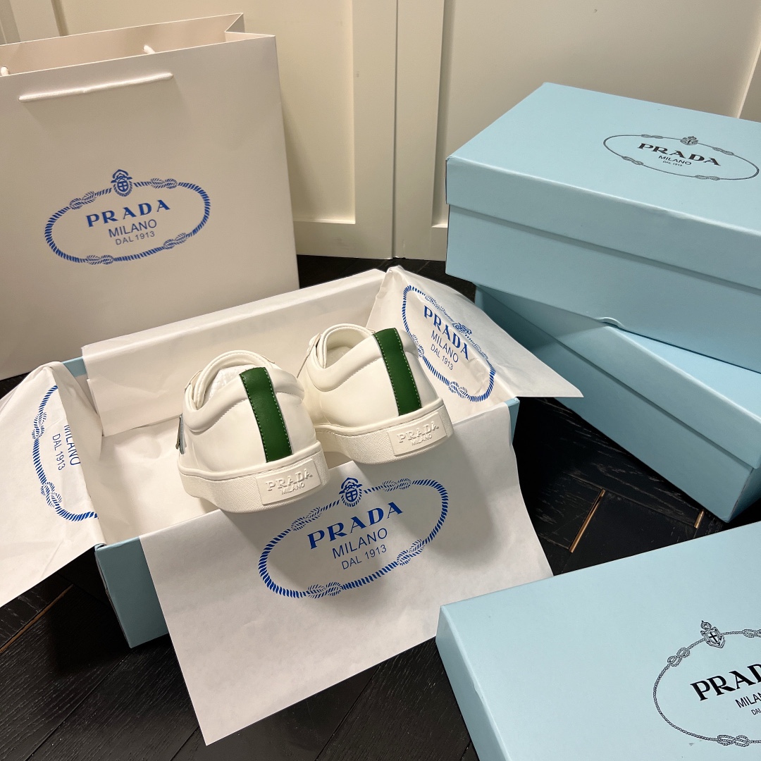 Prada flat leather sneaker 135898