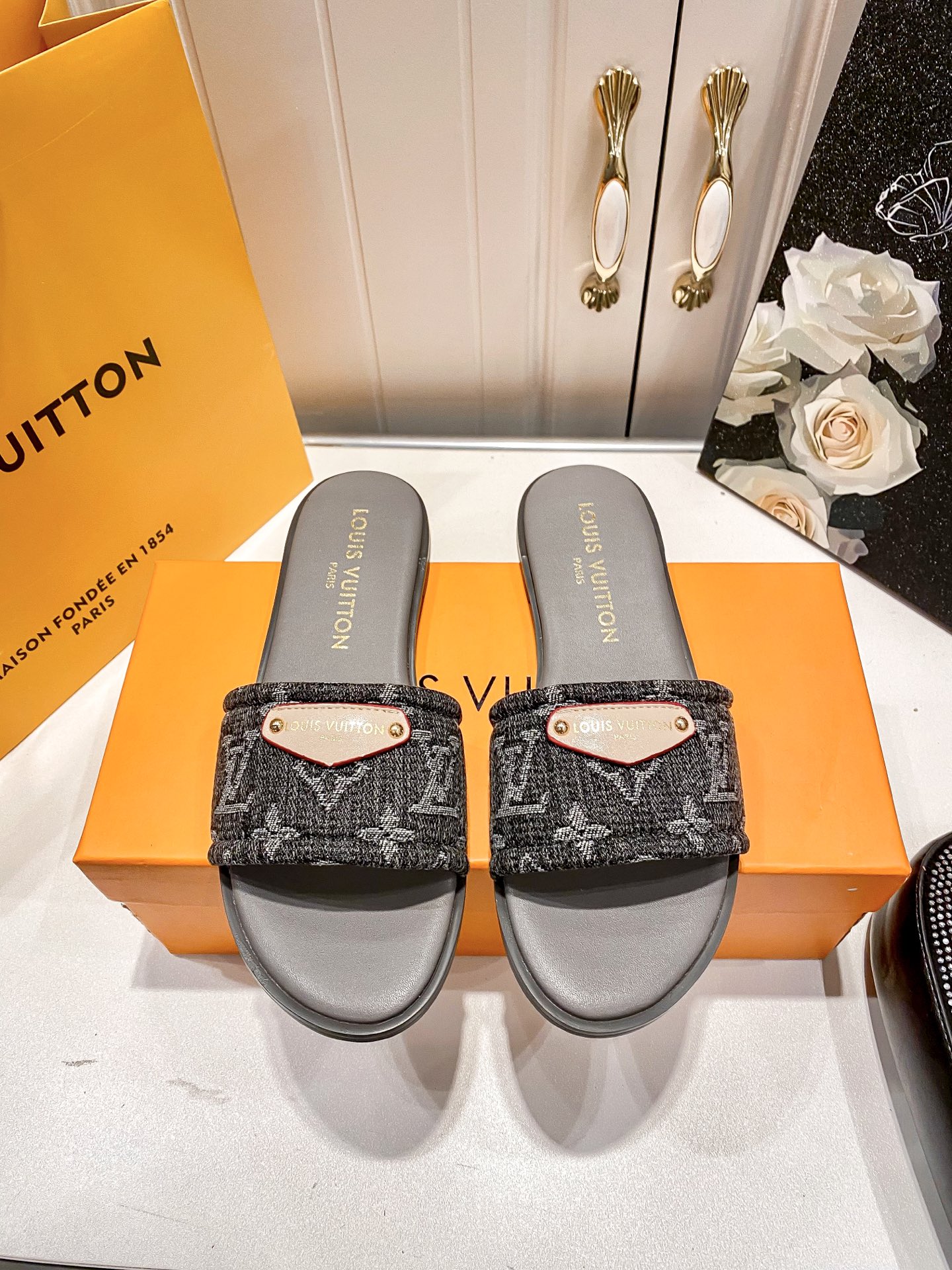 LV women slippers 138999